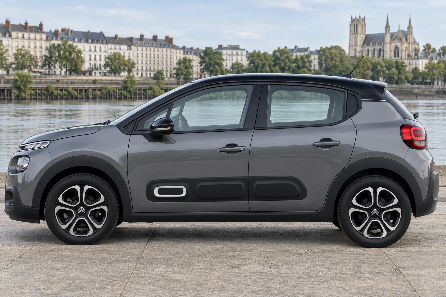 Seitenansicht (Fahrerseite) des Citroën C3 4 als 3-, 5-Türer (mit KI erzeugt)