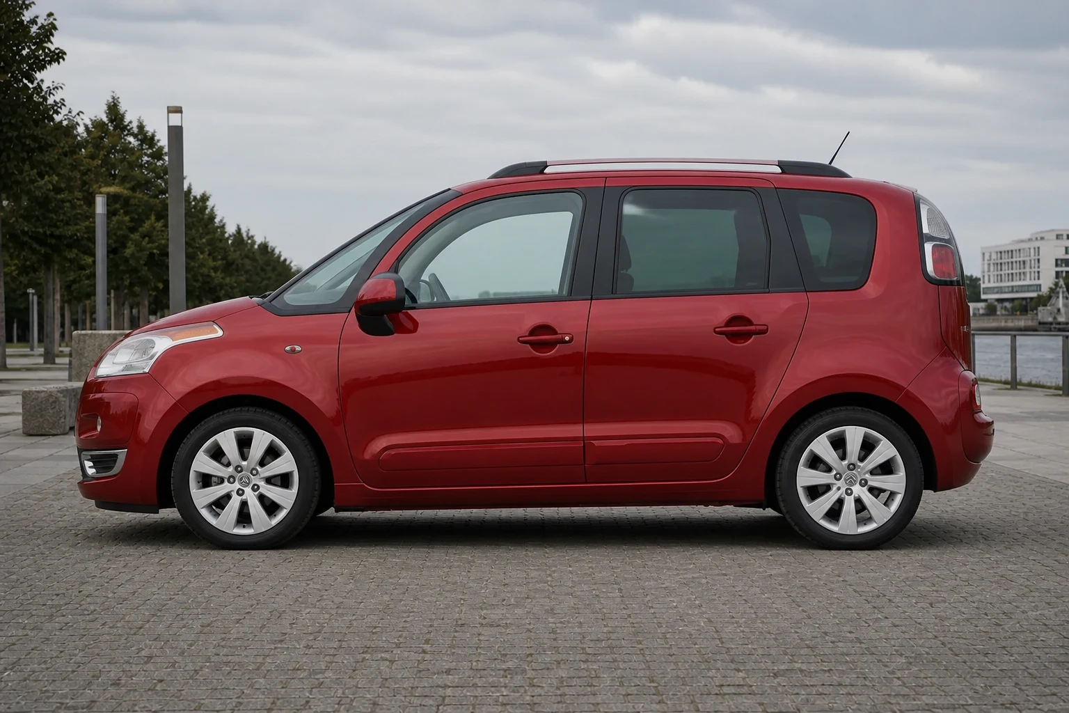 Seitenansicht (Fahrerseite) des Citroën C3 Picasso 1 als Van (mit KI erzeugt)