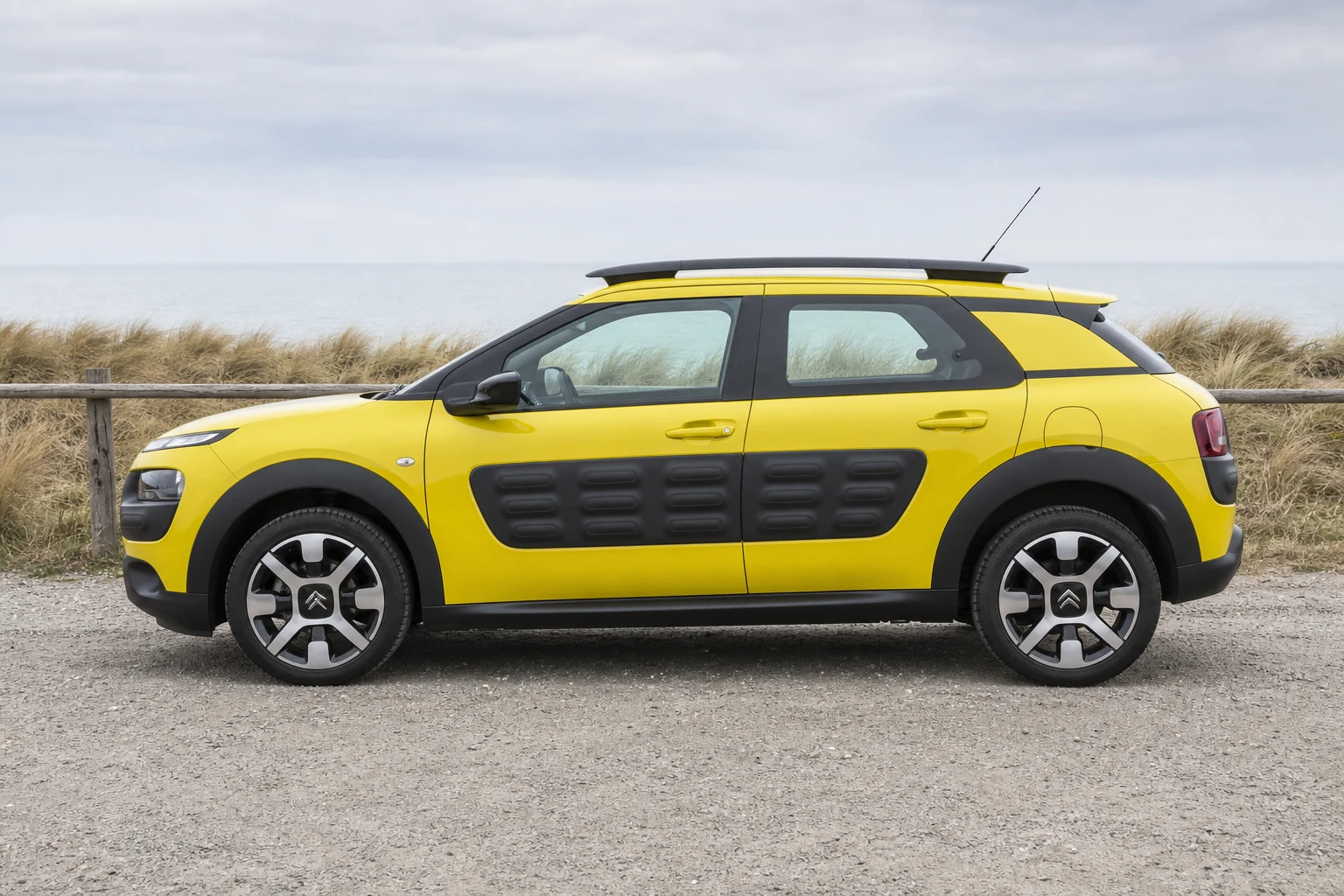 Seitenansicht (Fahrerseite) des Citroën C4 Cactus 1 als Schrägheck (mit KI erzeugt)