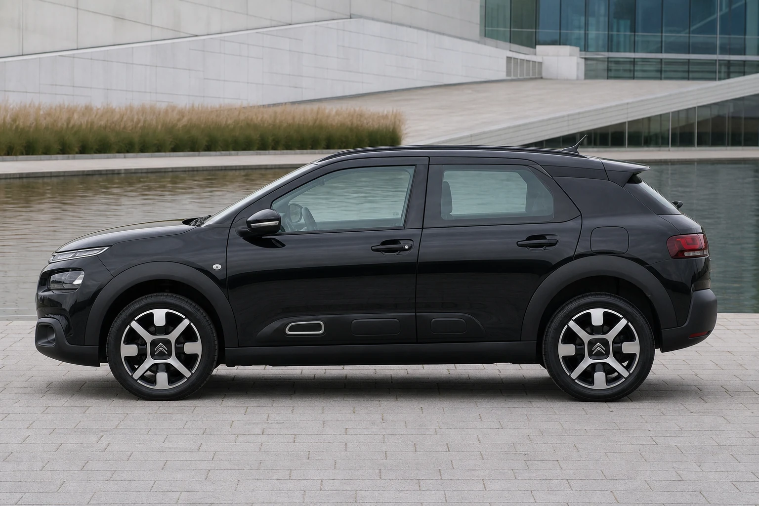 Seitenansicht (Fahrerseite) des Citroën C4 Cactus 2 als Schrägheck (mit KI erzeugt)