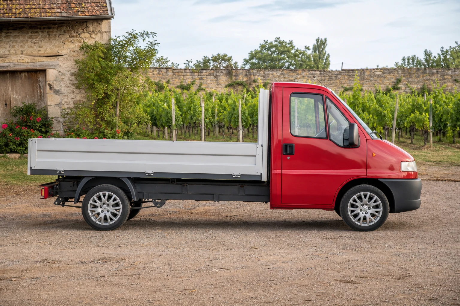 Seitenansicht (Fahrerseite) des Citroën Jumper 1. Gen als Pritsche / Fahrgestell (mit KI erzeugt)