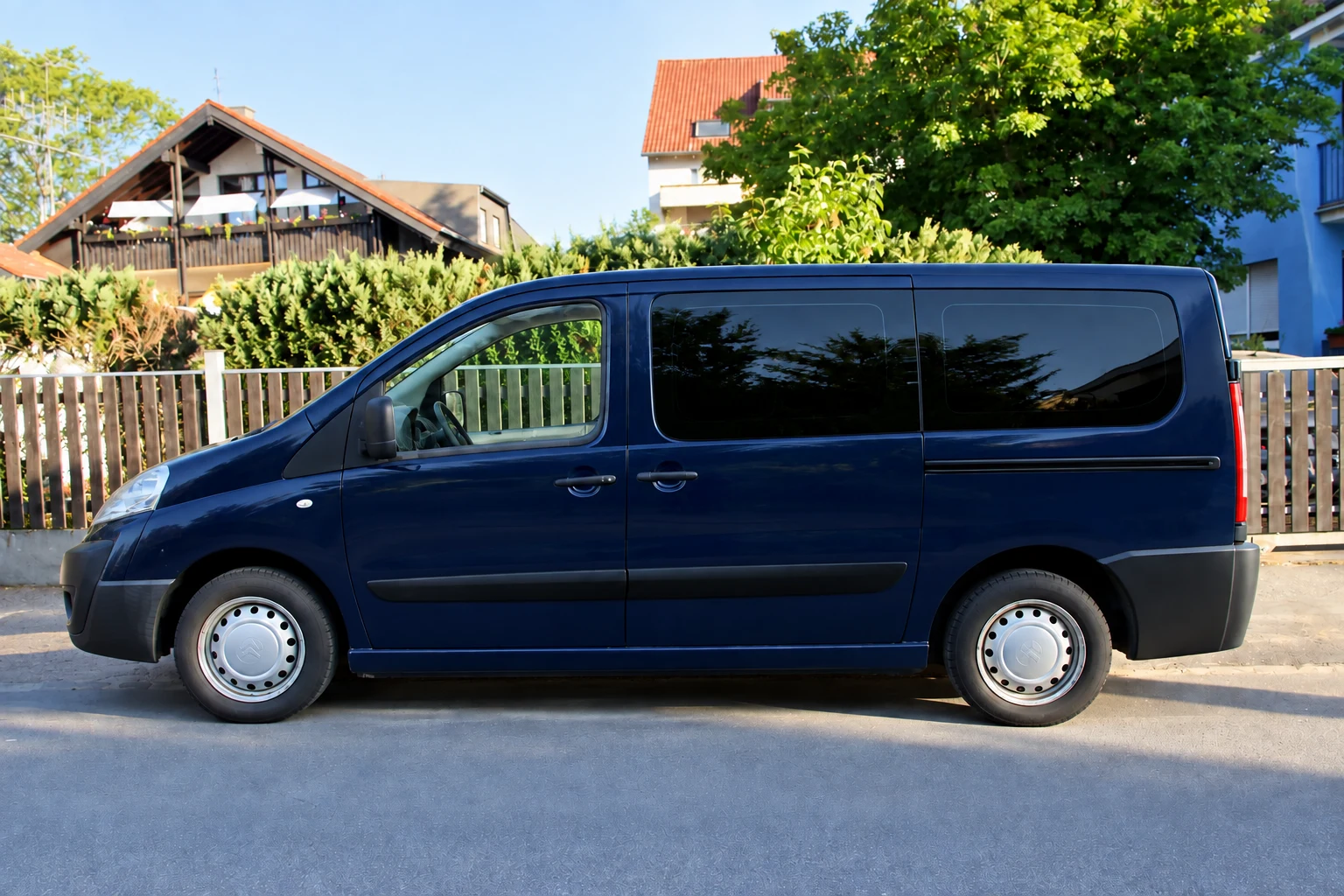 Seitenansicht (Fahrerseite) des Citroën Jumpy 2 als Transporter, Van (mit KI erzeugt)