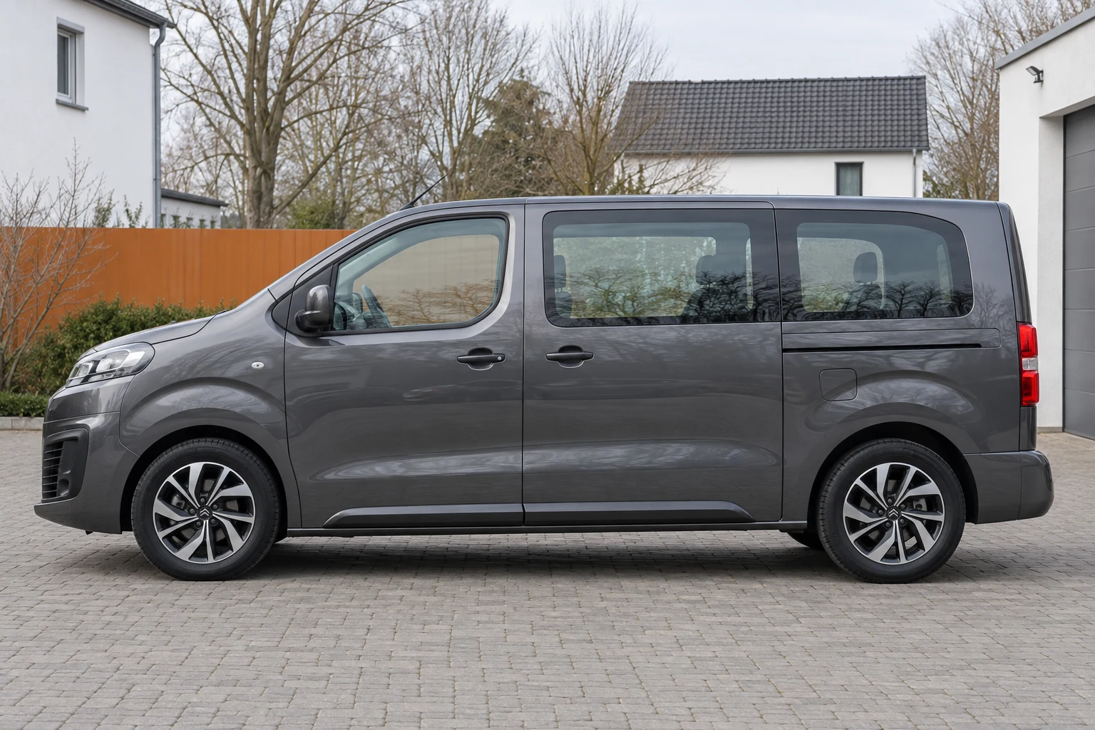 Seitenansicht (Fahrerseite) des Citroën Jumpy / Dispatch als Transporter, Van (mit KI erzeugt)