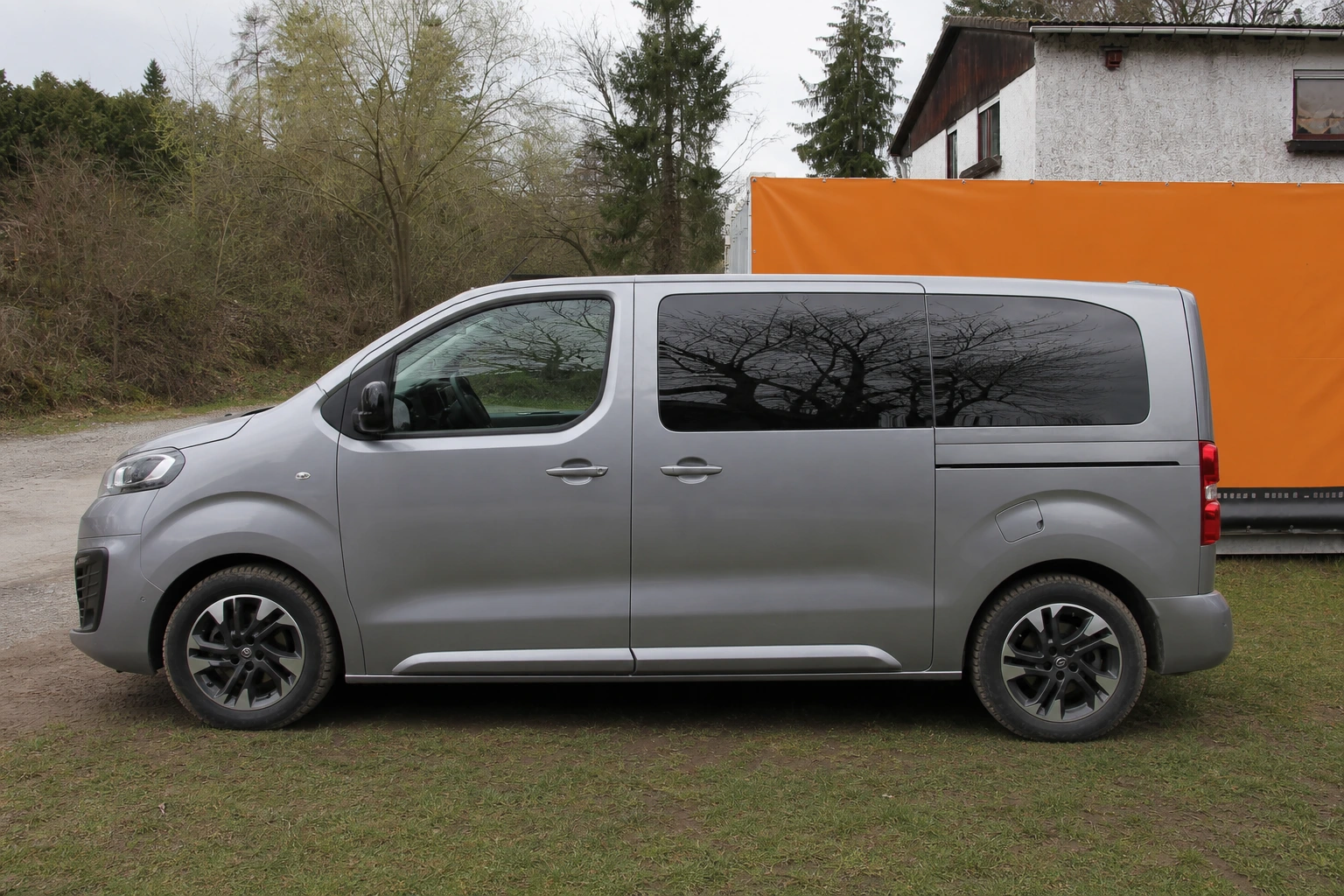 Seitenansicht (Fahrerseite) des Citroën Spacetourer als Van (mit KI erzeugt)