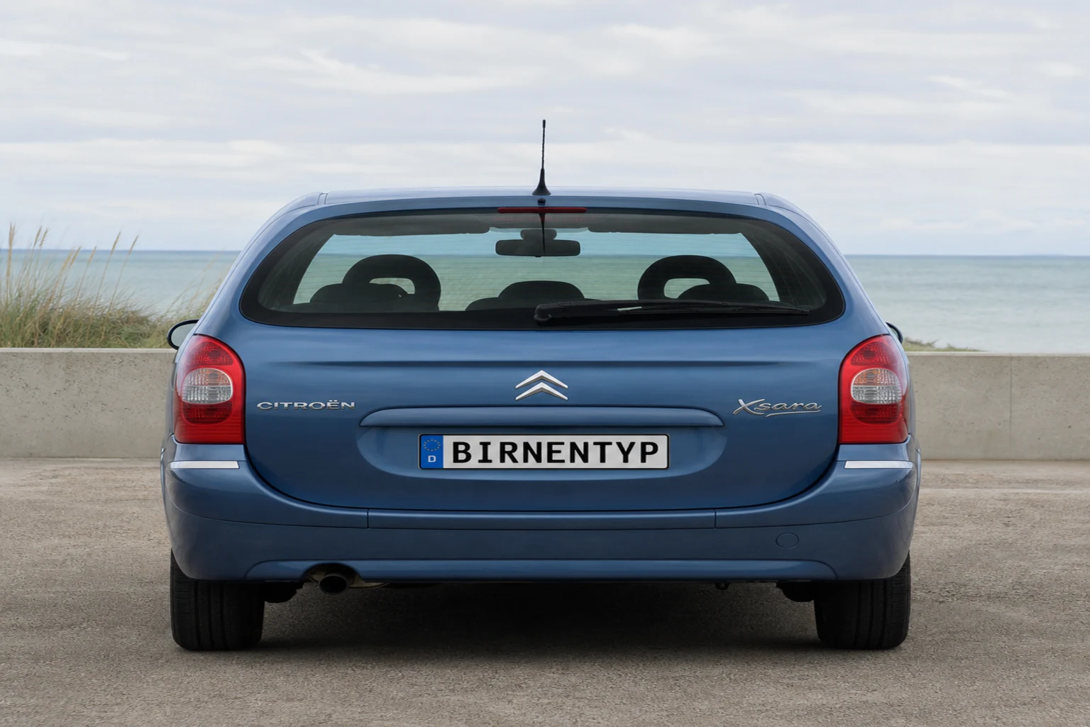 Heck-Ansicht des Citroën Xsara Picasso 1 (mit KI erzeugt)