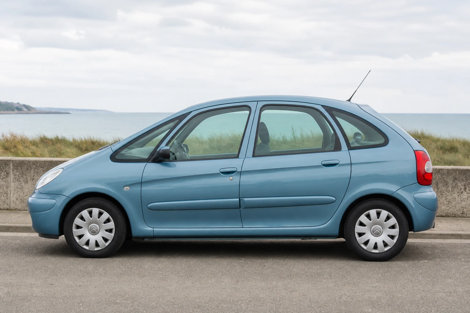 Seitenansicht (Fahrerseite) des Citroën Xsara Picasso 1 als Kompaktvan (mit KI erzeugt)