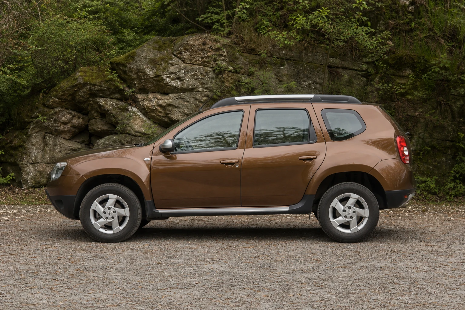 Seitenansicht (Fahrerseite) des Dacia Duster 1. Gen als SUV