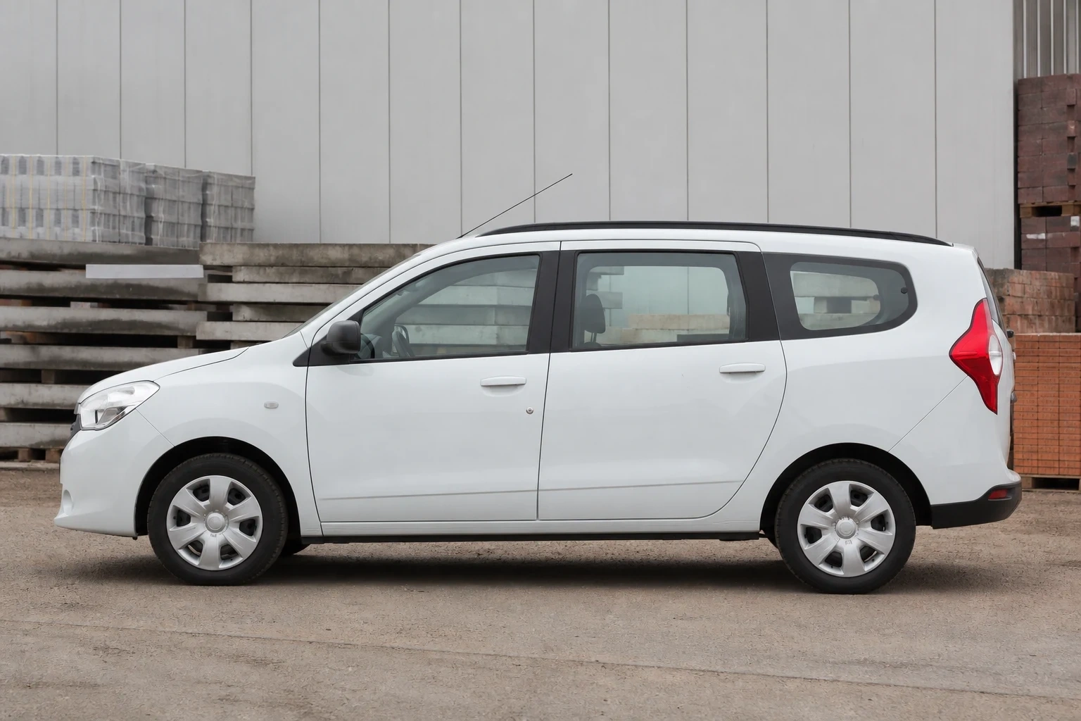 Seitenansicht (Fahrerseite) des Dacia Lodgy 1. Gen als 5-Türer (mit KI erzeugt)