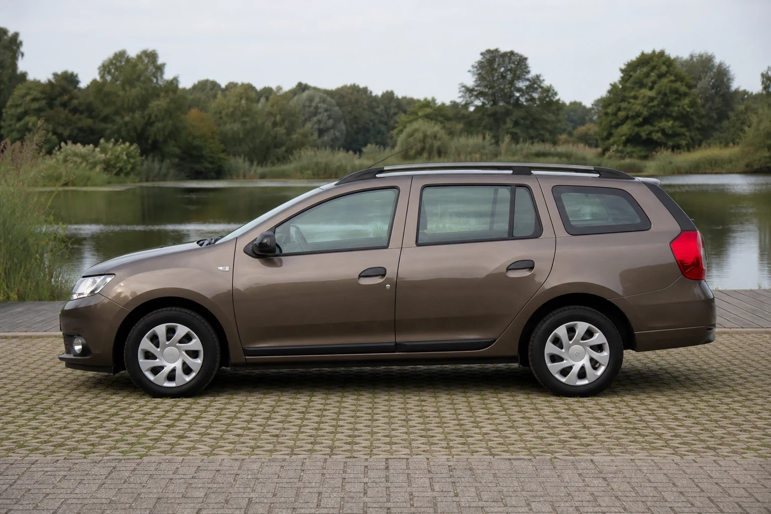 Seitenansicht (Fahrerseite) des Dacia Logan / Logan MCV 2. Gen als MCV / Kombi (mit KI erzeugt)