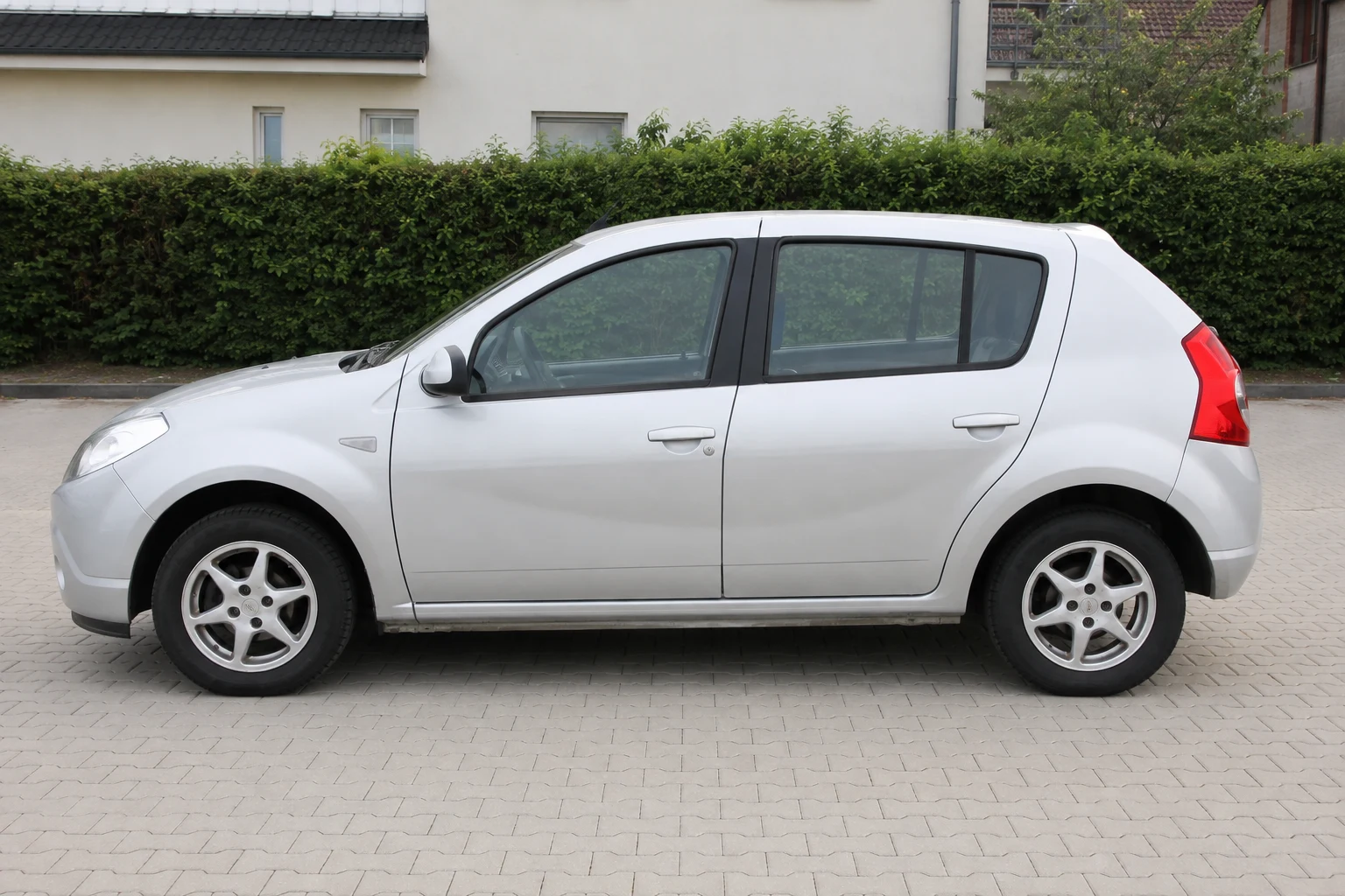 Seitenansicht (Fahrerseite) des Dacia Sandero 1. Gen als 5-Türer (mit KI erzeugt)