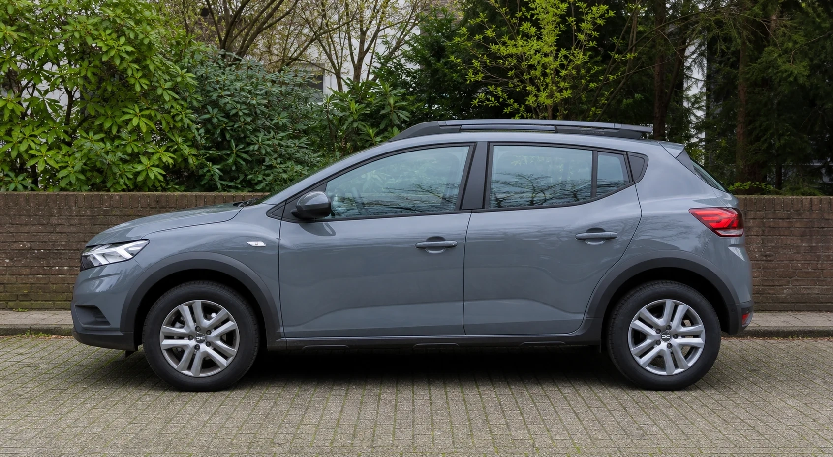Seitenansicht (Fahrerseite) des Dacia Sandero 3. Gen als 5-Türer (mit KI erzeugt)