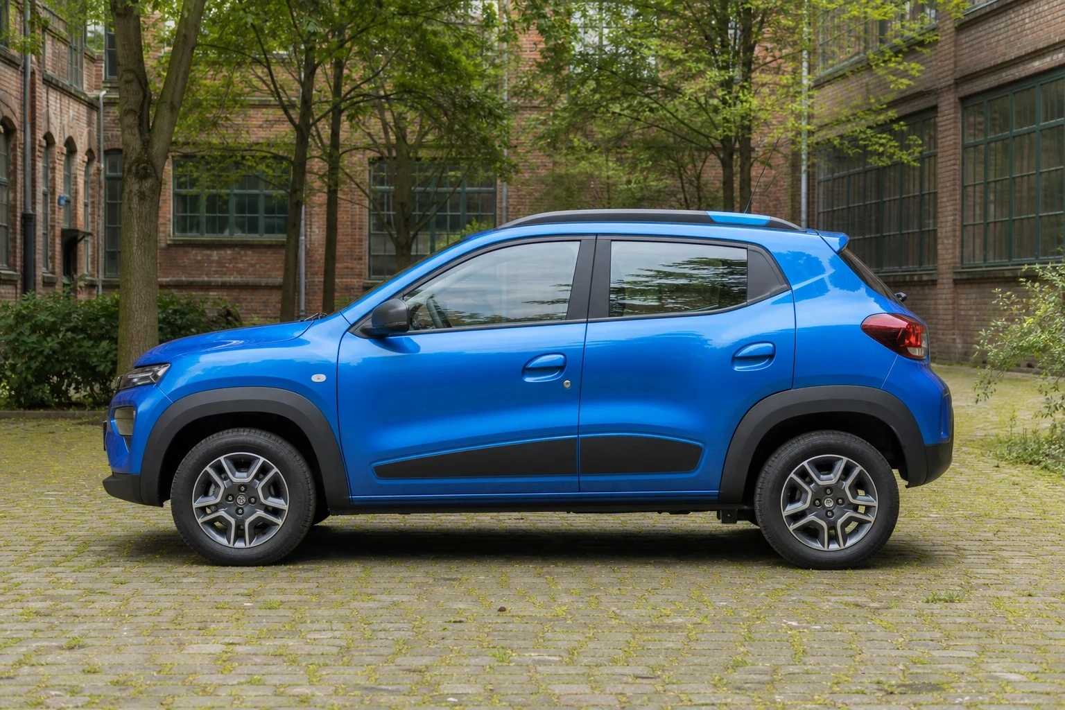 Seitenansicht (Fahrerseite) des Dacia Spring 1. Gen als 5-Türer (mit KI erzeugt)