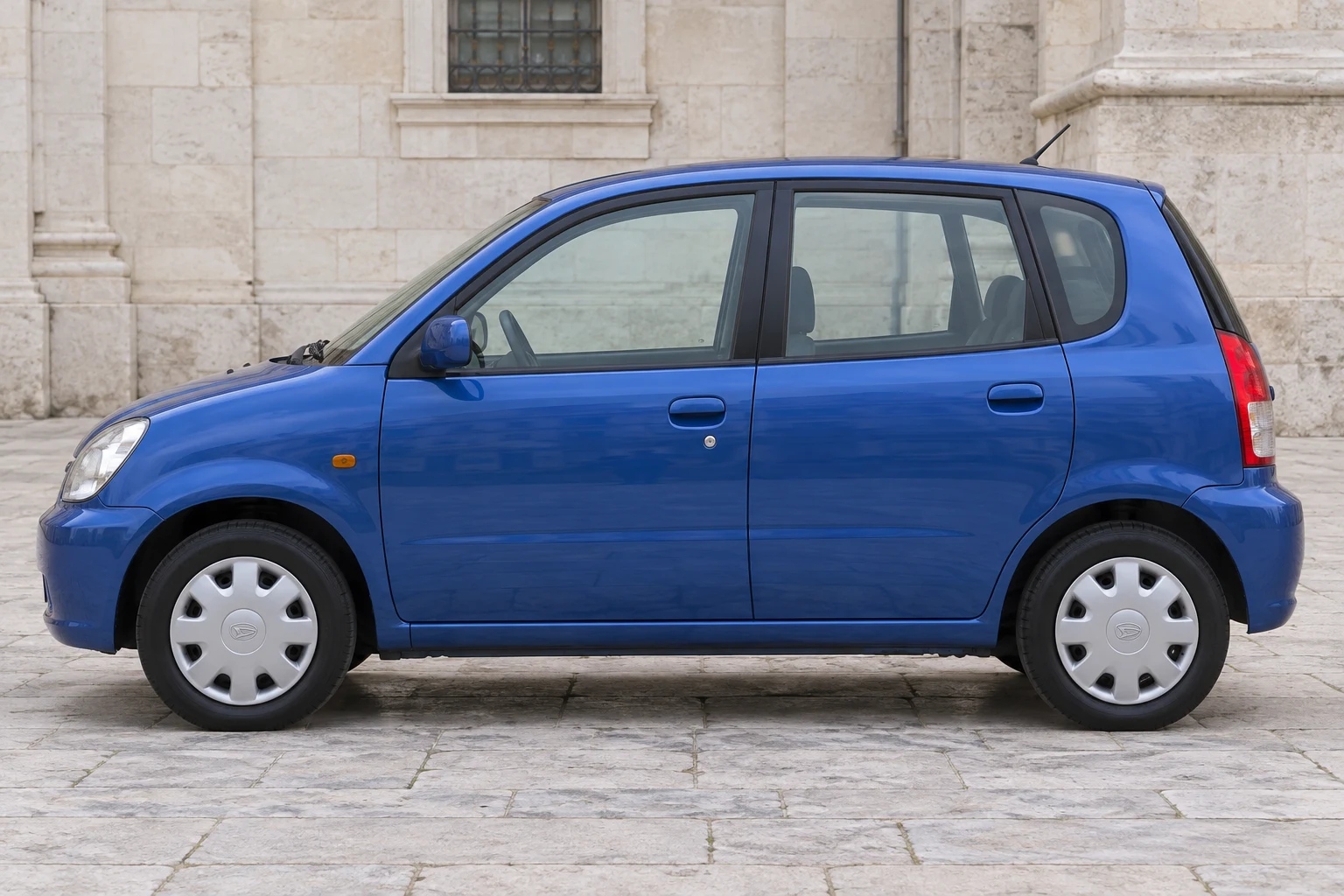 Seitenansicht (Fahrerseite) des Daihatsu Sirion 1 als 5-Türer (mit KI erzeugt)
