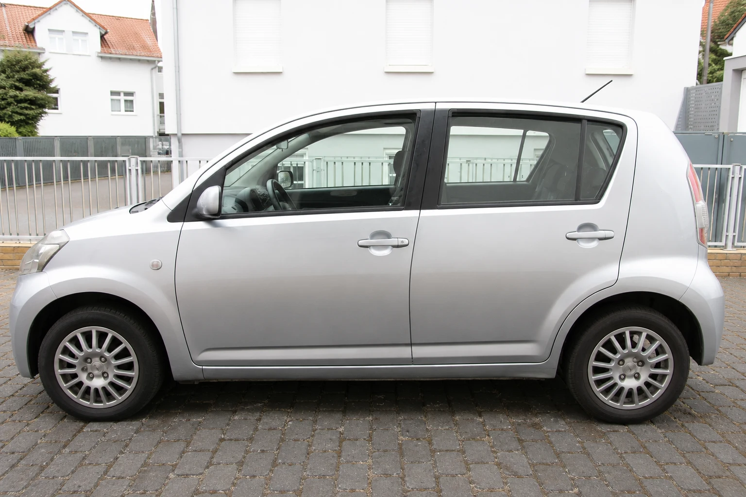 Seitenansicht (Fahrerseite) des Daihatsu Sirion als 5-Türer (mit KI erzeugt)