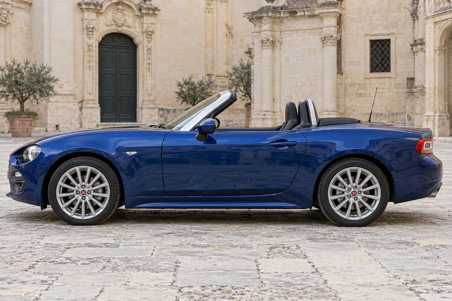 Seitenansicht (Fahrerseite) des Fiat 124 Spider 2 als Roadster (mit KI erzeugt)
