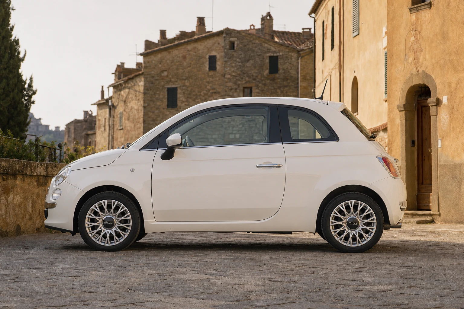 Seitenansicht (Fahrerseite) des Fiat 500 1. Gen als 3-Türer