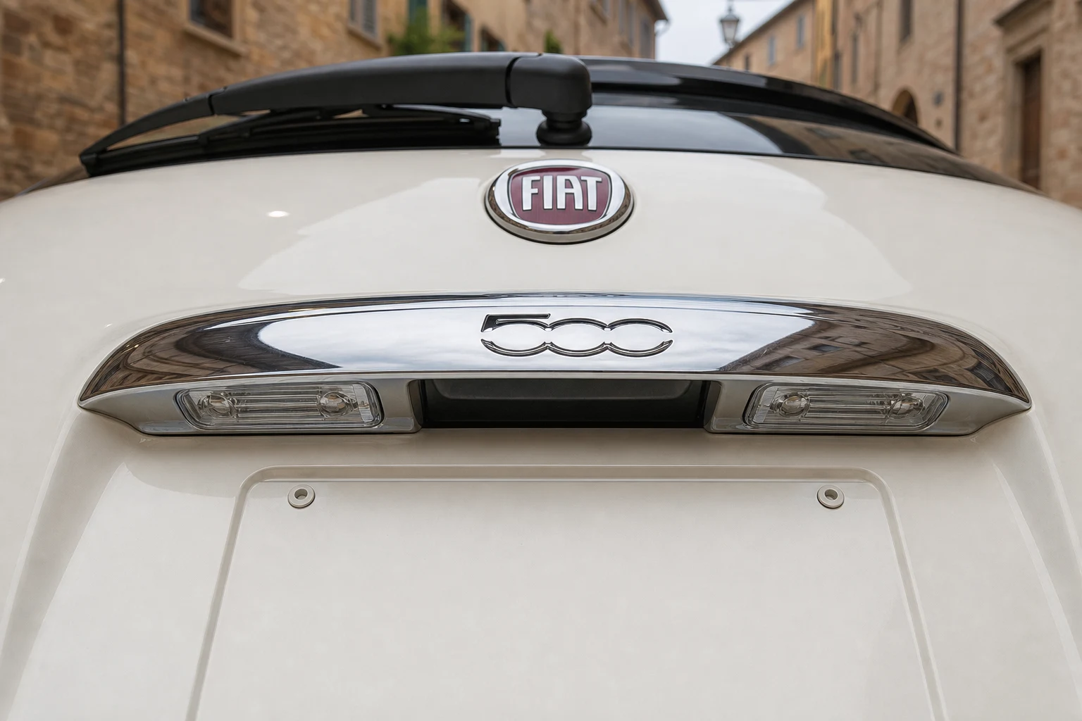 Kennzeichenbeleuchtung des Abarth 500 / 595 / 695 1; der rote Pfeil zeigt auf die Fassung