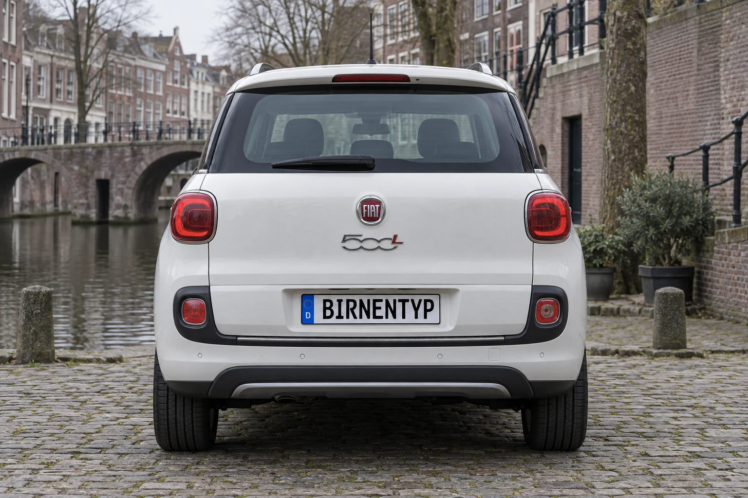 Heck-Ansicht des Fiat 500L 1 (mit KI erzeugt)