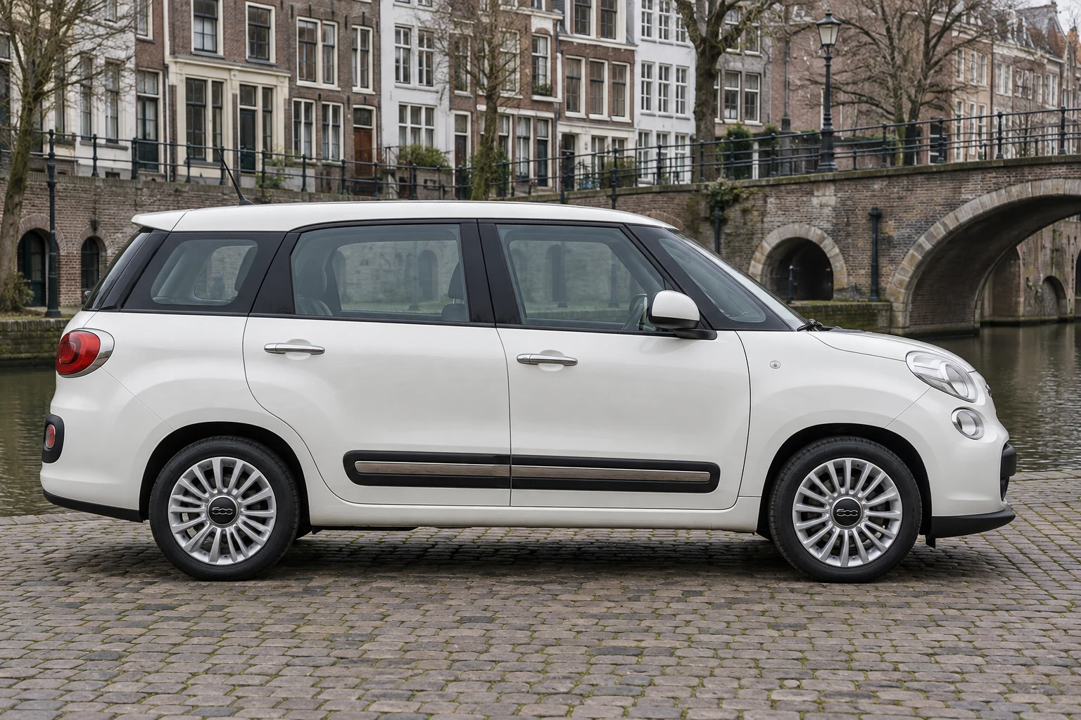 Seitenansicht (Fahrerseite) des Fiat 500L 1 als 500L Living / Wagon (7-Sitzer) (mit KI erzeugt)