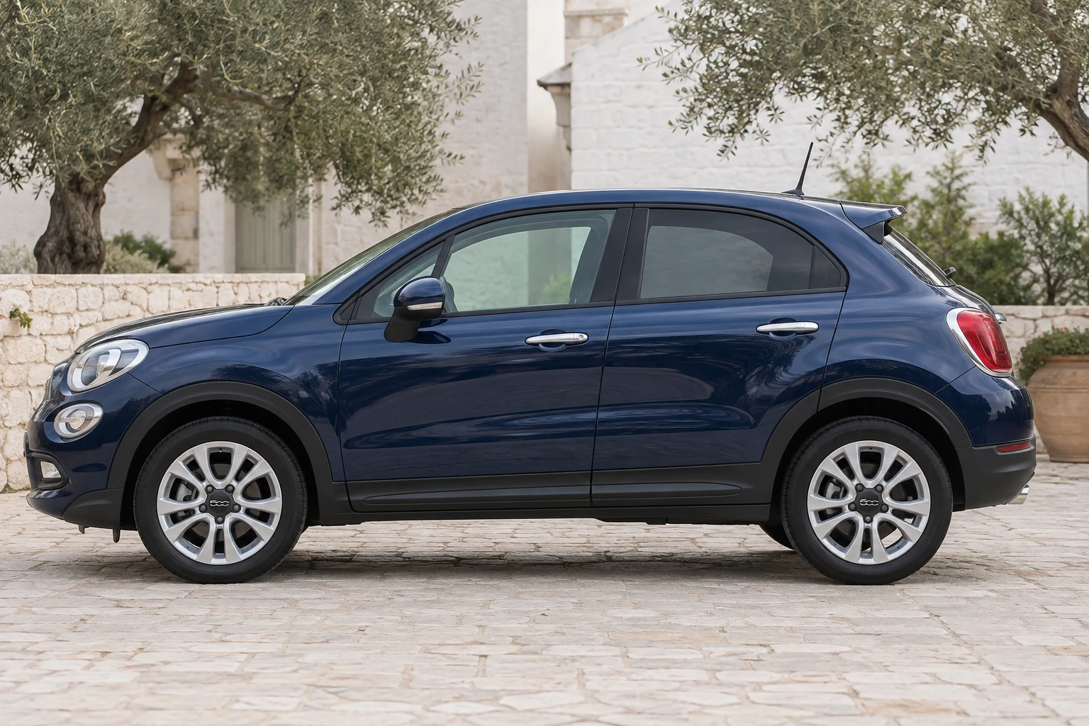 Seitenansicht (Fahrerseite) des Fiat 500X 1 als SUV / Crossover (5-Türer) (mit KI erzeugt)