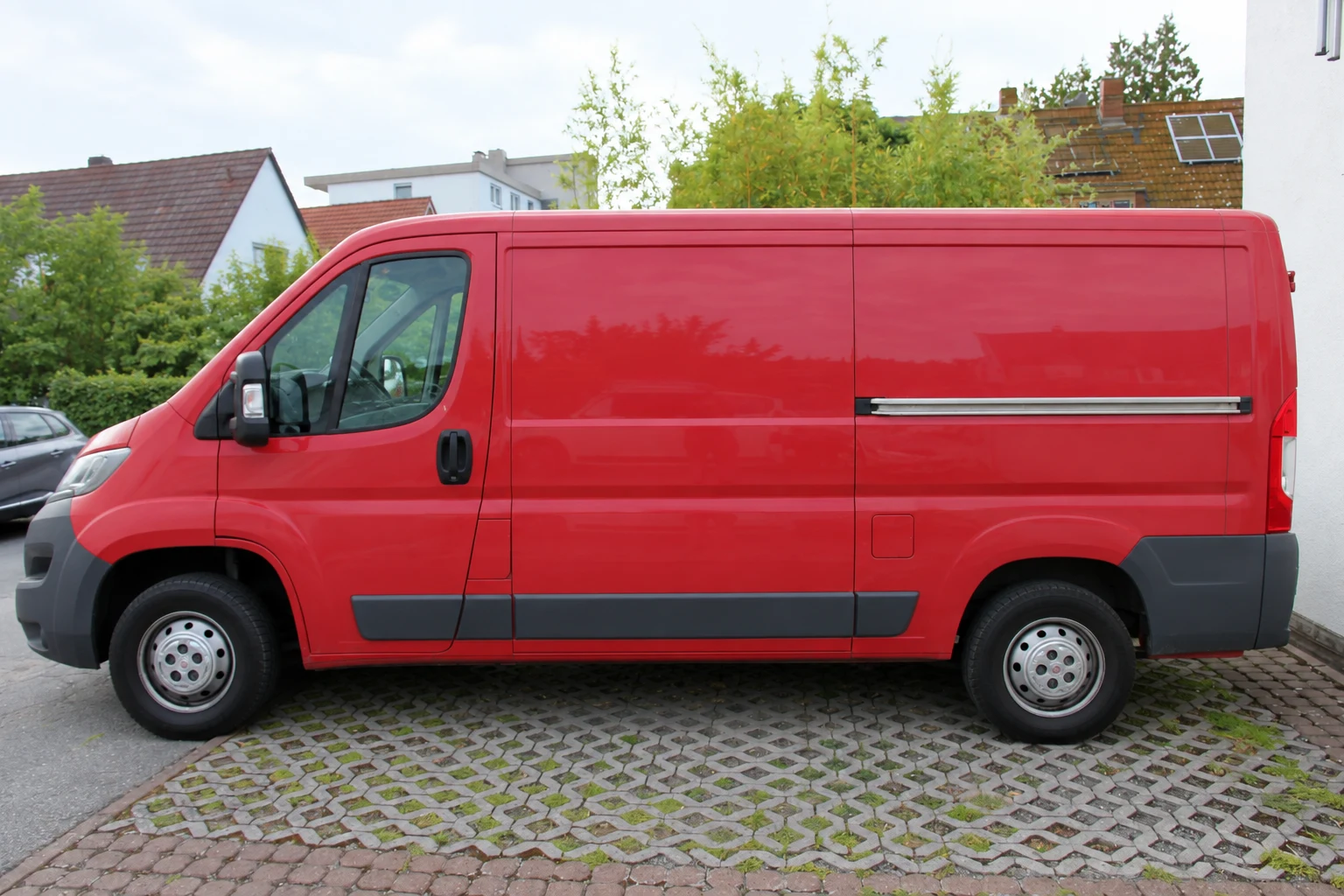 Seitenansicht (Fahrerseite) des Fiat Ducato als Kastenwagen / Bus (mit KI erzeugt)