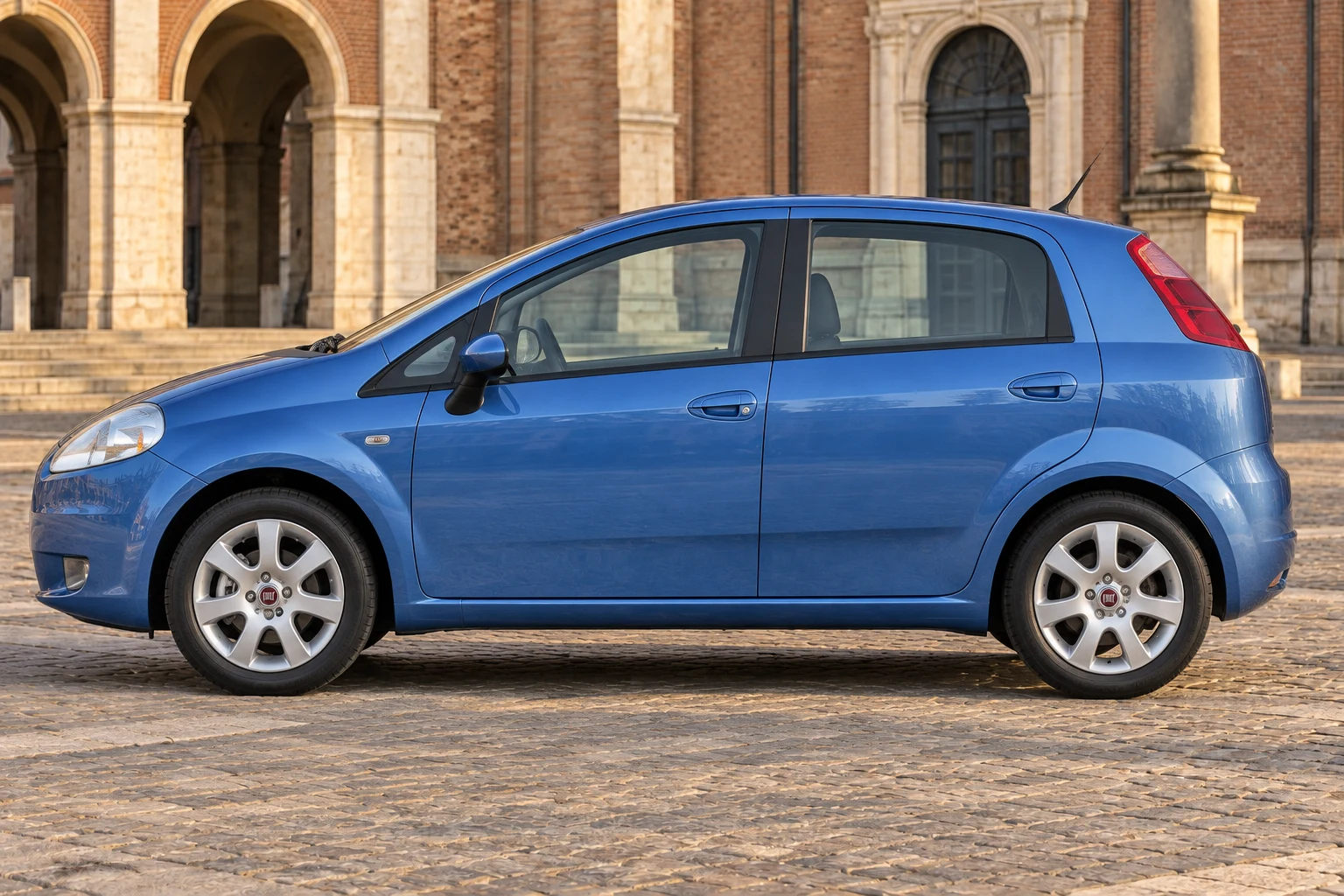 Seitenansicht (Fahrerseite) des Fiat Punto 3 als Schrägheck (mit KI erzeugt)
