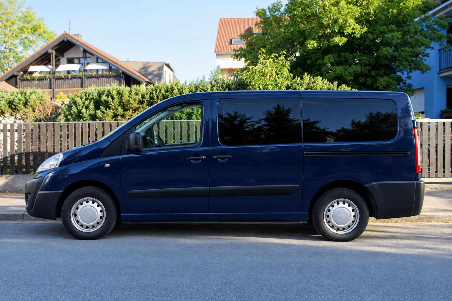 Seitenansicht (Fahrerseite) des Fiat Scudo 2 als Transporter, Van (mit KI erzeugt)