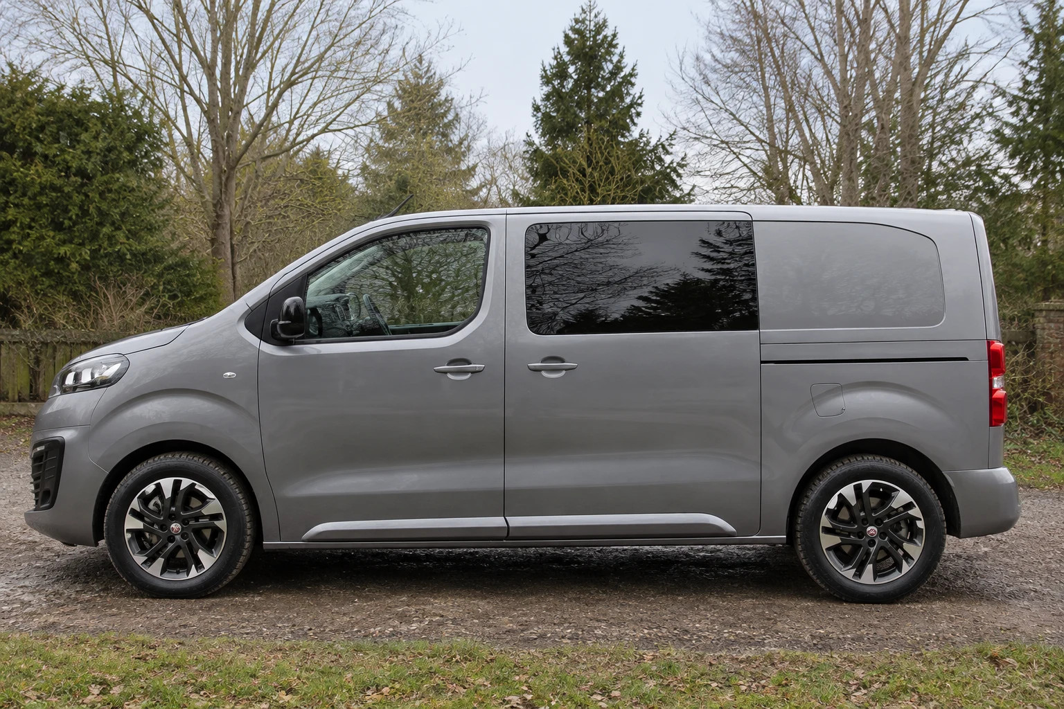 Seitenansicht (Fahrerseite) des Fiat Scudo 3 als Transporter, Van (mit KI erzeugt)