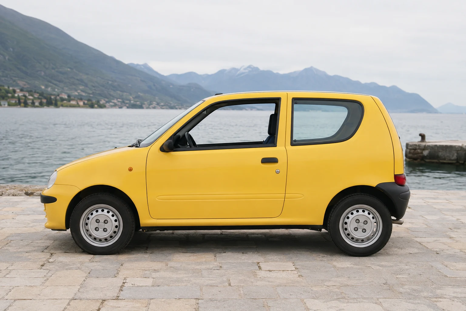 Seitenansicht (Fahrerseite) des Fiat Seicento 1 als Schrägheck (3-Türer) (mit KI erzeugt)