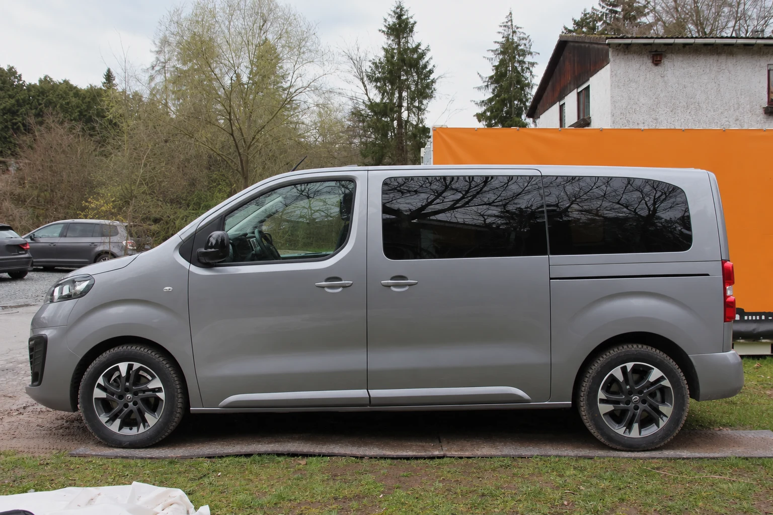 Seitenansicht (Fahrerseite) des Fiat Ulysse als Van (mit KI erzeugt)