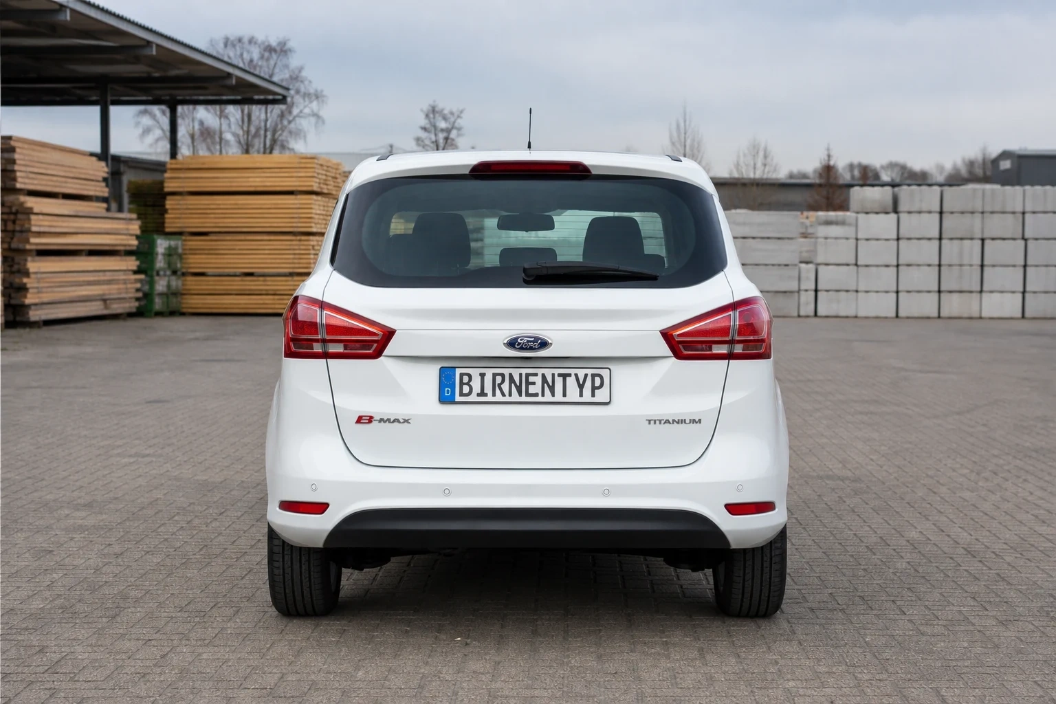Heck-Ansicht des Ford B-Max 1. Gen (mit KI erzeugt)