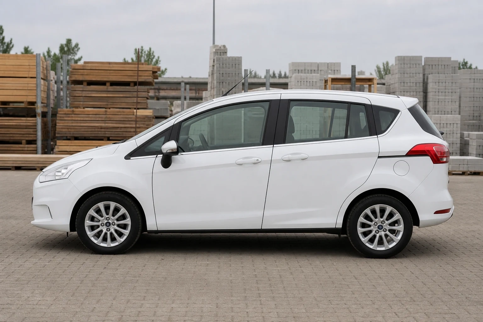 Seitenansicht (Fahrerseite) des Ford B-Max 1. Gen als Minivan mit Schiebetüren (mit KI erzeugt)