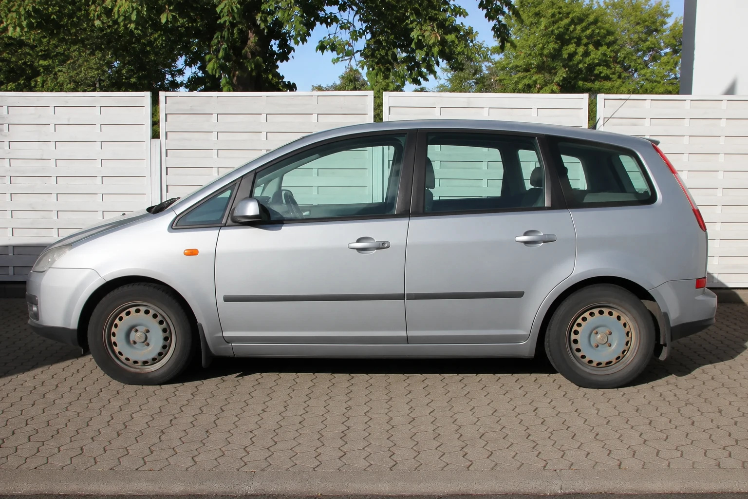 Seitenansicht (Fahrerseite) des Ford C-Max MK1 als Kompaktvan (5-Sitzer) (mit KI erzeugt)