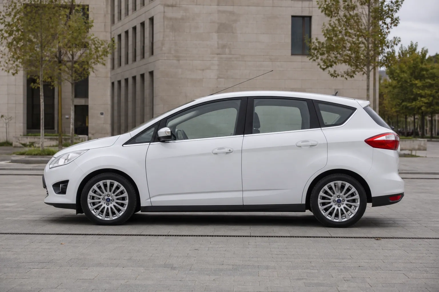 Seitenansicht (Fahrerseite) des Ford (Grand) C-Max 2. Gen als 5-Türer (mit KI erzeugt)