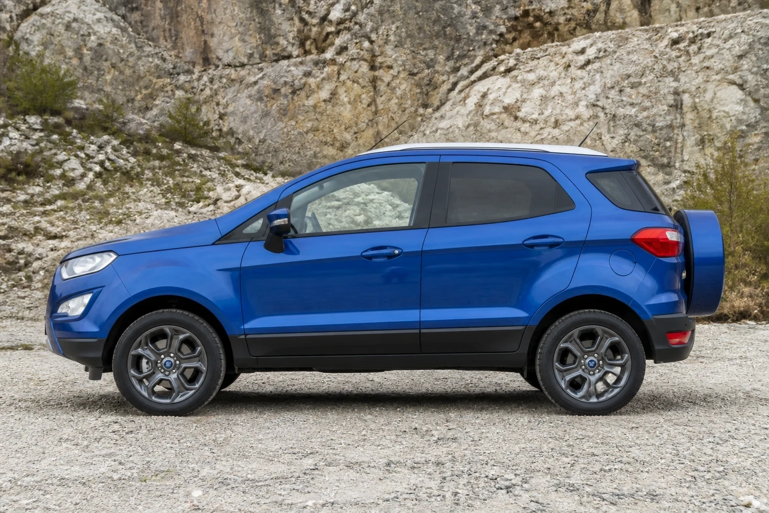 Seitenansicht (Fahrerseite) des Ford EcoSport 2. Gen als Kompakt-SUV (mit KI erzeugt)