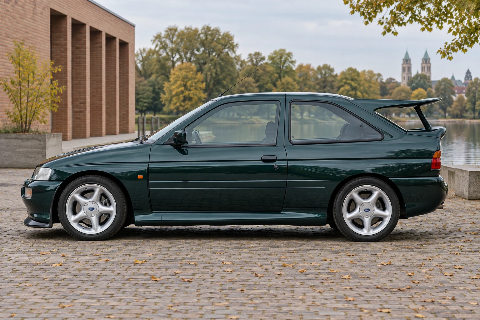 Seitenansicht (Fahrerseite) des Ford Escort 5 als RS2000 / RS Cosworth (mit KI erzeugt)