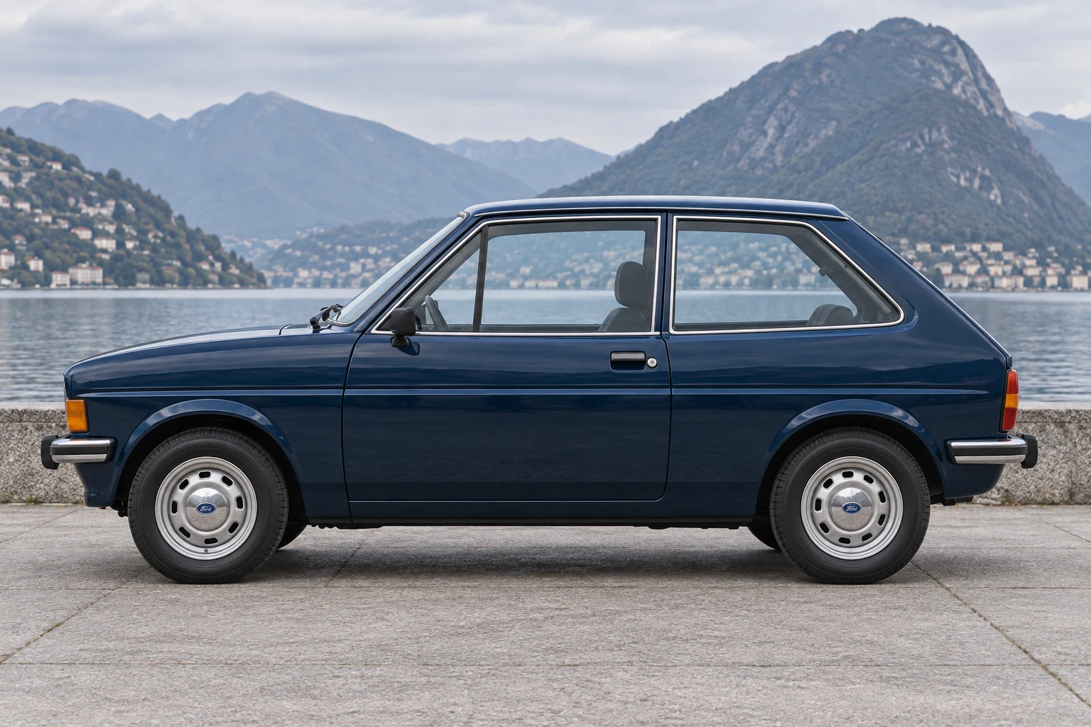 Seitenansicht (Fahrerseite) des Ford Fiesta 1 als 3-Türer (Schrägheck) (mit KI erzeugt)