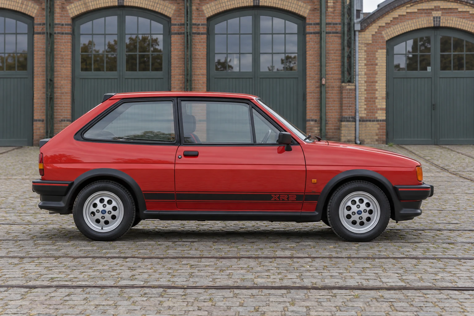 Seitenansicht (Fahrerseite) des Ford Fiesta 2 als XR2 (mit KI erzeugt)