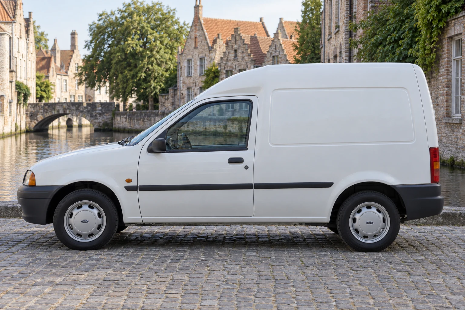 Seitenansicht (Fahrerseite) des Ford Fiesta 4. Gen als Courier Kastenwagen (mit KI erzeugt)