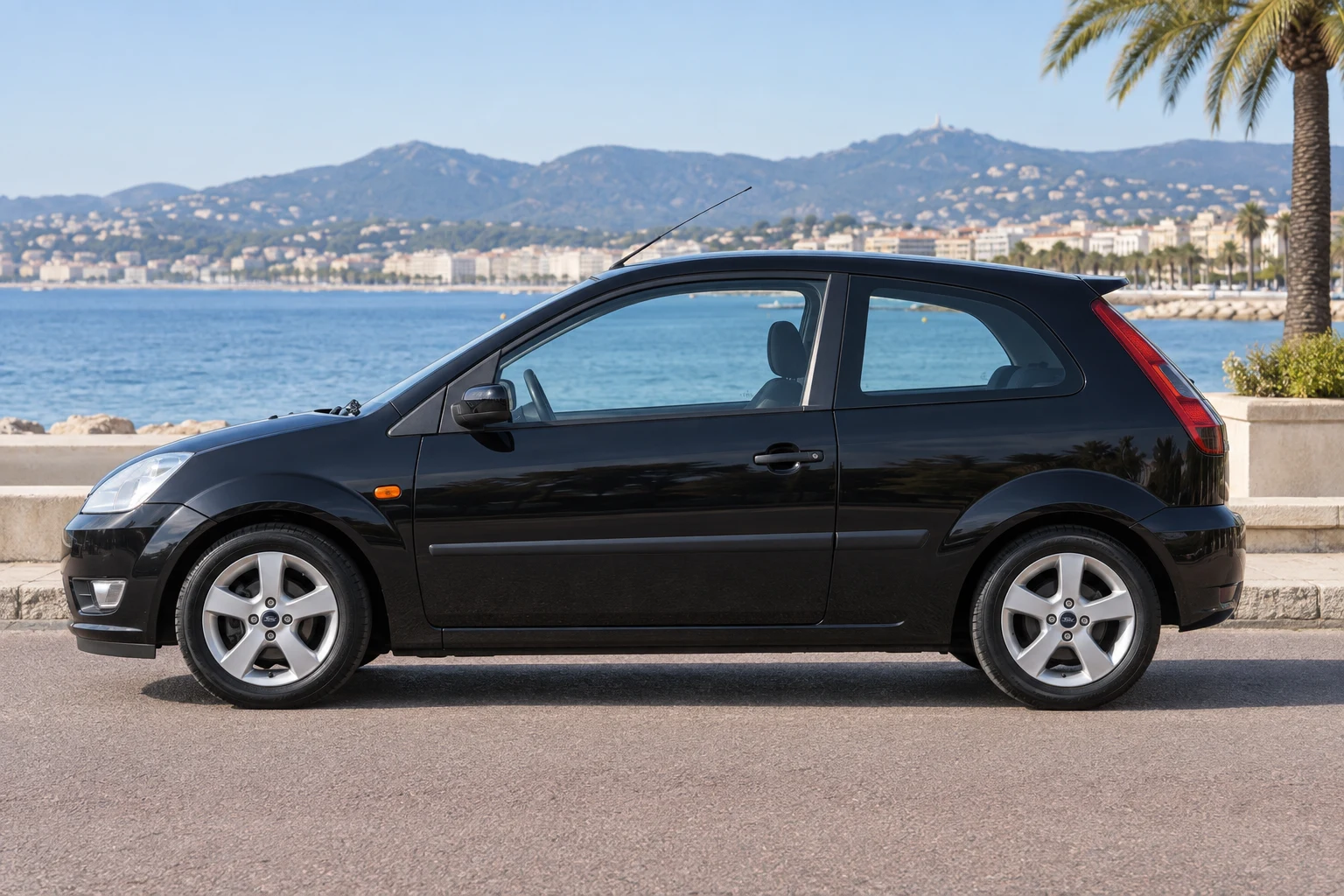 Seitenansicht (Fahrerseite) des Ford Fiesta 5 als Sport (1.6 16V) (mit KI erzeugt)