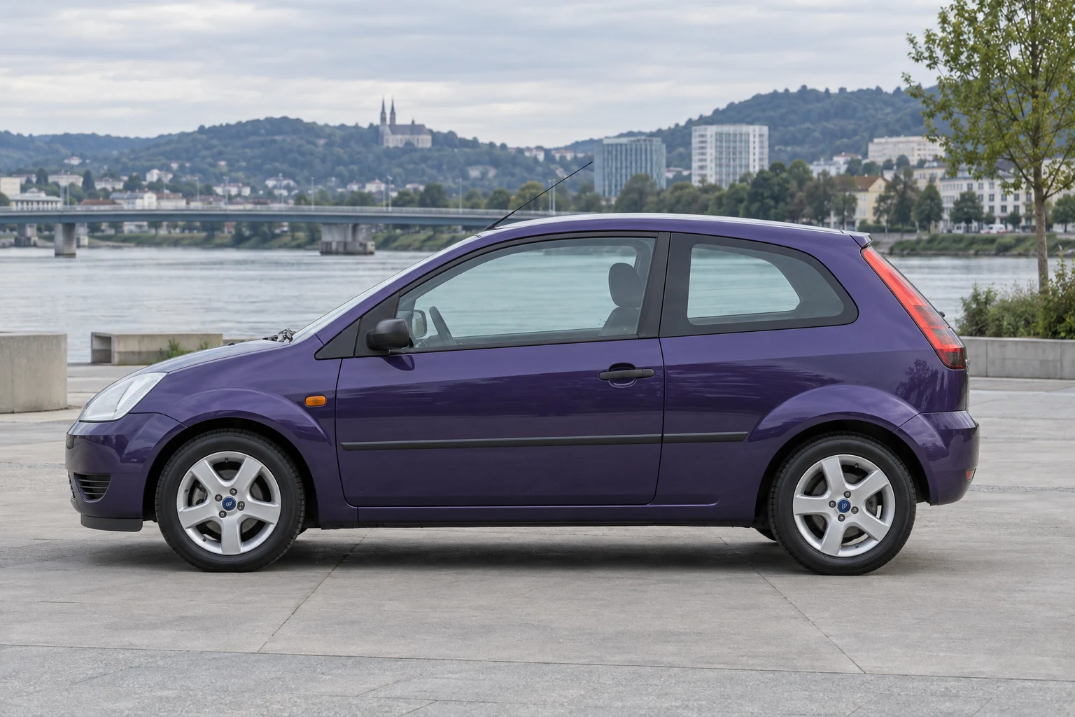 Seitenansicht (Fahrerseite) des Ford Fiesta 6. Gen als 3-Türer (Schrägheck) (mit KI erzeugt)