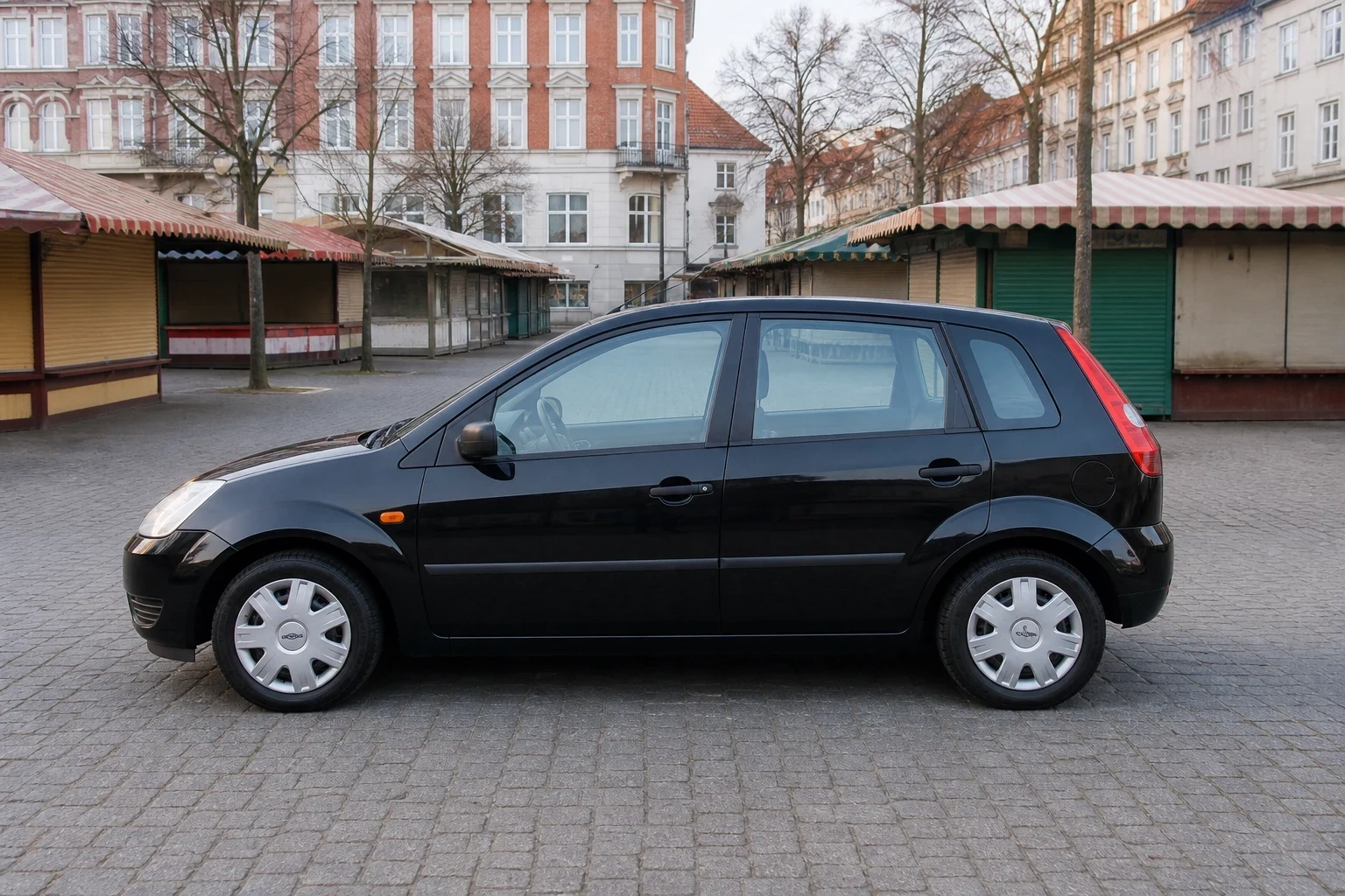 Seitenansicht (Fahrerseite) des Ford Fiesta 6. Gen als 3-, 5-Türer (mit KI erzeugt)