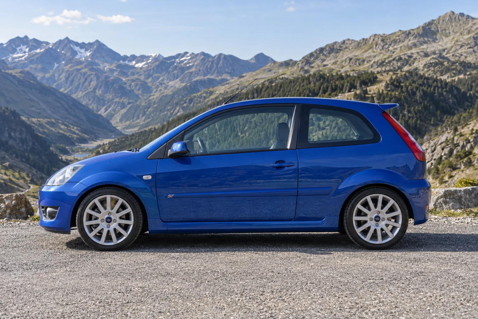 Seitenansicht (Fahrerseite) des Ford Fiesta 6. Gen als ST (150 PS) (mit KI erzeugt)