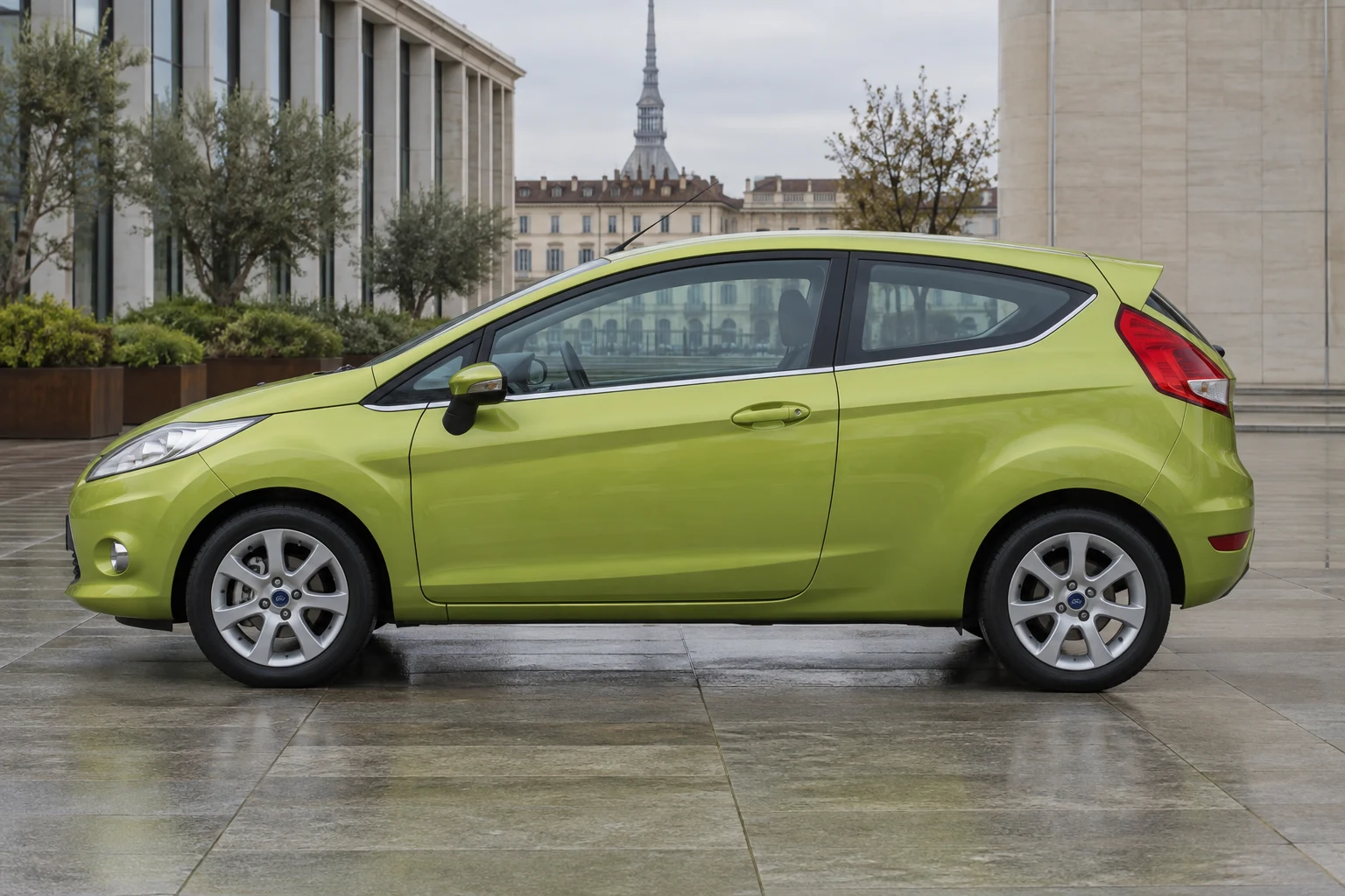 Seitenansicht (Fahrerseite) des Ford Fiesta 7. Gen als 3-Türer (Schrägheck) (mit KI erzeugt)