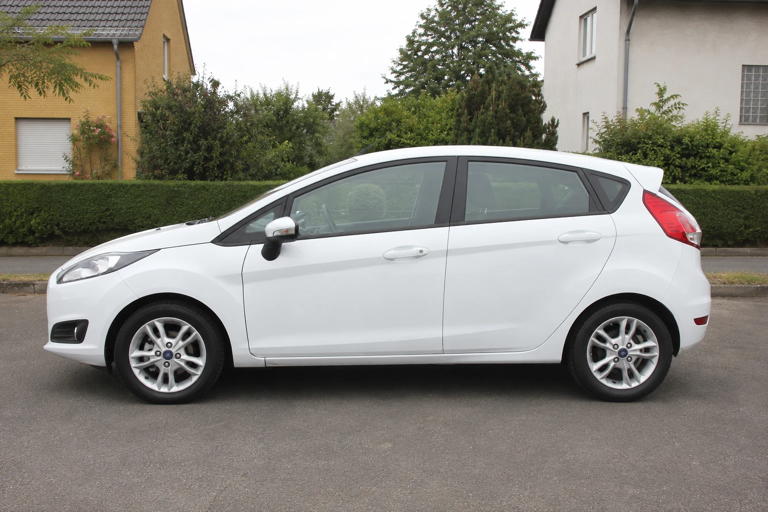 Seitenansicht (Fahrerseite) des Ford Fiesta 7. Gen als 5-Türer (Schrägheck) (mit KI erzeugt)