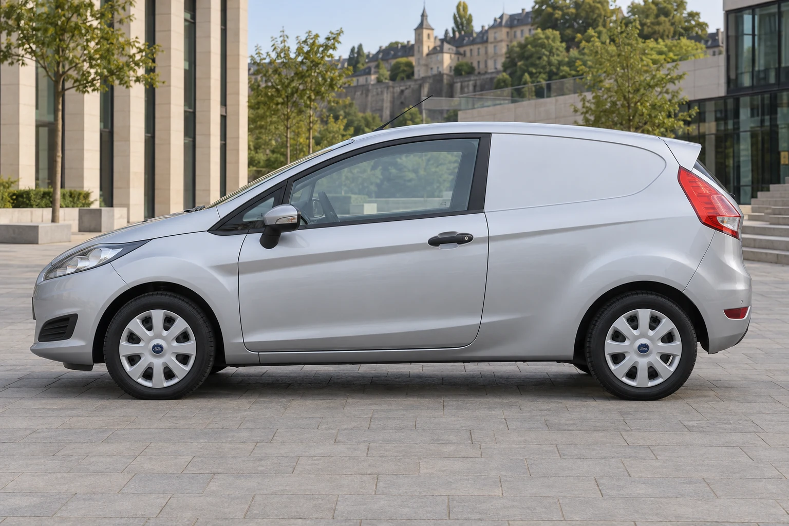 Seitenansicht (Fahrerseite) des Ford Fiesta 7. Gen als Van (mit KI erzeugt)