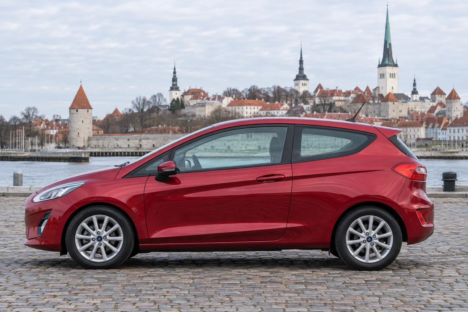 Seitenansicht (Fahrerseite) des Ford Fiesta MK8 als 3-Türer (Schrägheck) (mit KI erzeugt)