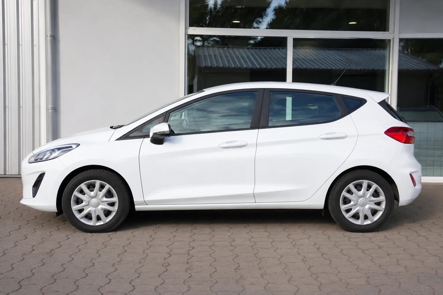 Seitenansicht (Fahrerseite) des Ford Fiesta MK8 als 5-Türer (Schrägheck) (mit KI erzeugt)