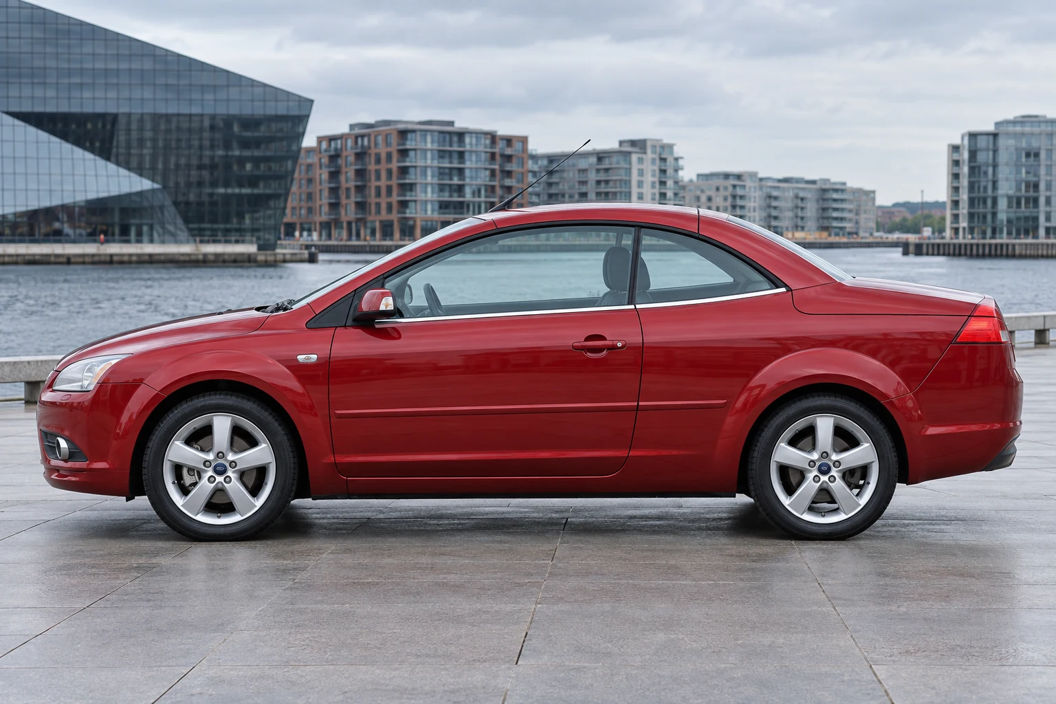 Seitenansicht (Fahrerseite) des Ford Focus MK2 als Coupé-Cabriolet (CC) (mit KI erzeugt)