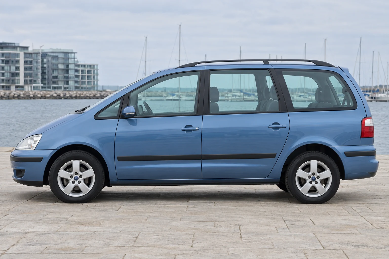 Seitenansicht (Fahrerseite) des Ford Galaxy 1 Facelift als Großraum-Van (7-Sitzer) (mit KI erzeugt)